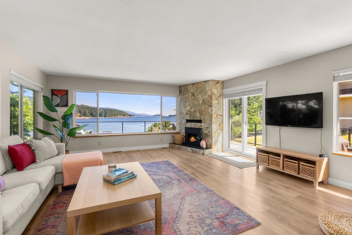 Kitchen Island Photo of 7653 Redrooffs Road, Halfmoon Bay, BC
