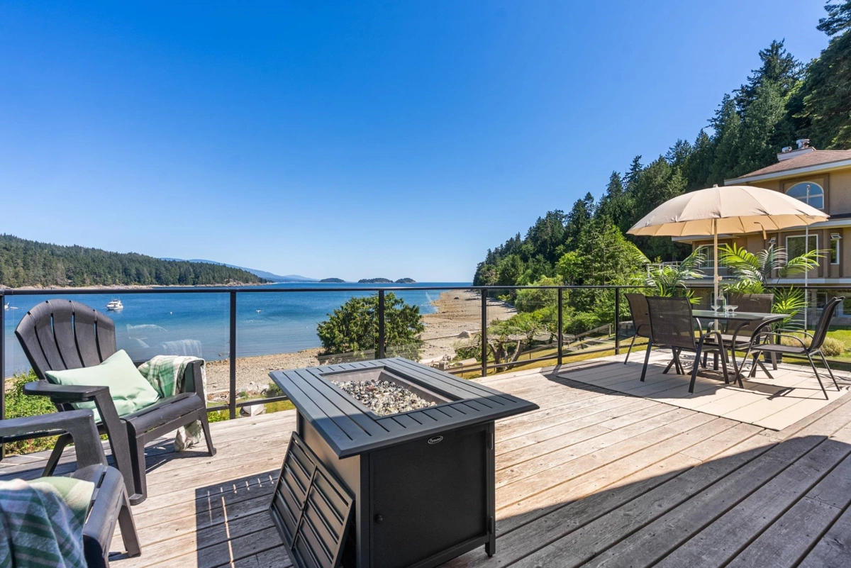 Living Room Photo of 7653 Redrooffs Road, Halfmoon Bay, BC