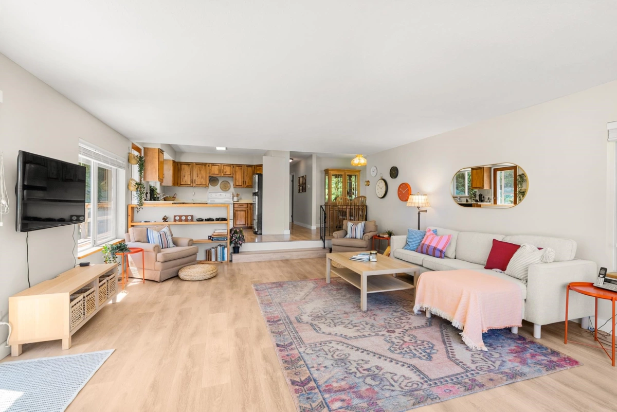 Walk-In Closet Photo of 7653 Redrooffs Road, Halfmoon Bay, BC