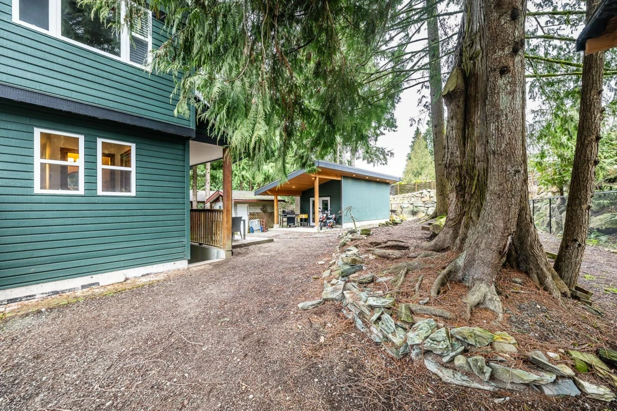 Kitchen Island Photo of 40449 Thunderbird Ridge, Squamish, BC