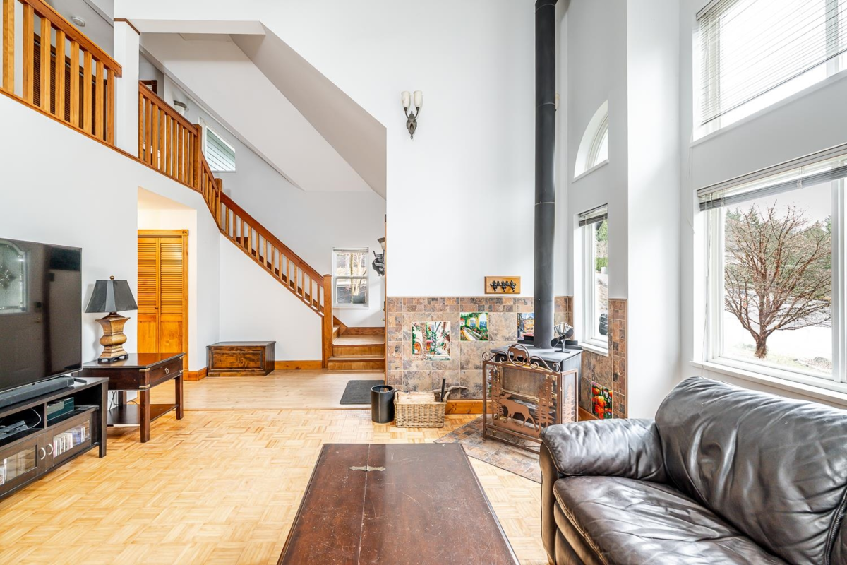 Living Room Photo of 40449 Thunderbird Ridge, Squamish, BC