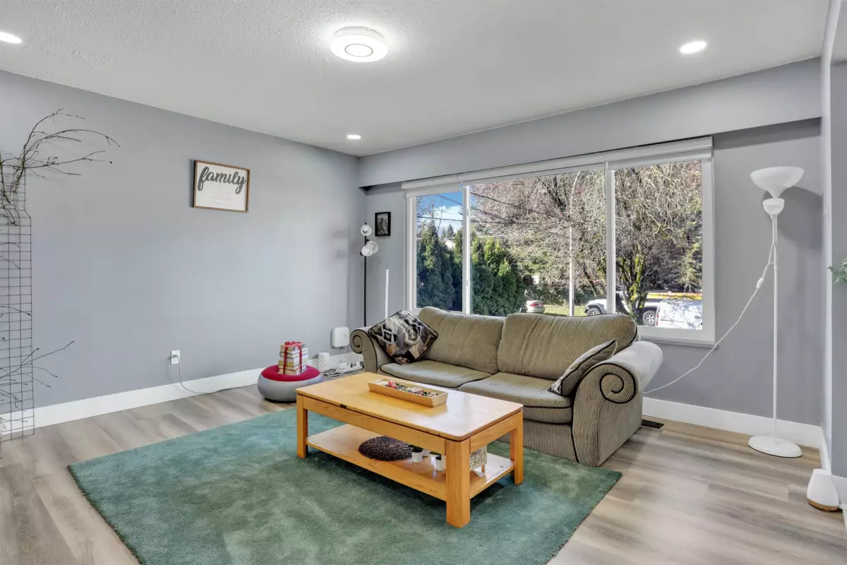 Family Room Photo of 9024 123a Street, Surrey, BC