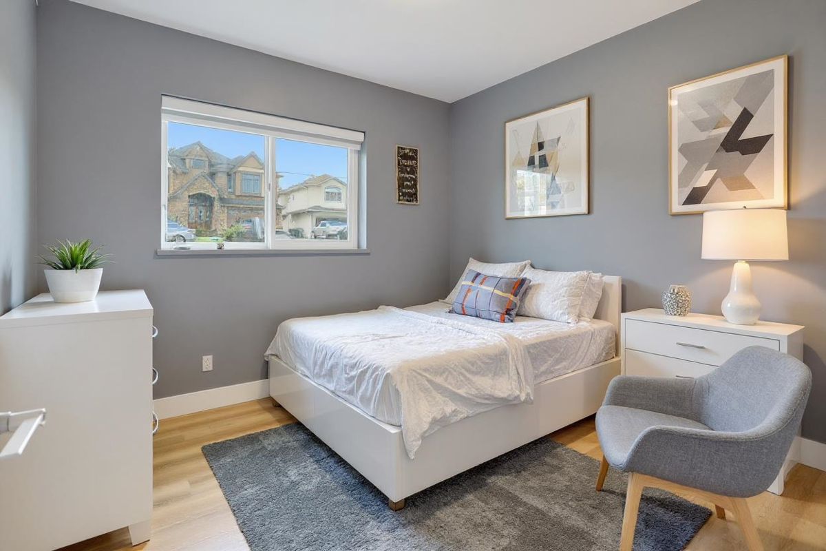 Kitchen Island Photo of 9024 123a Street, Surrey, BC