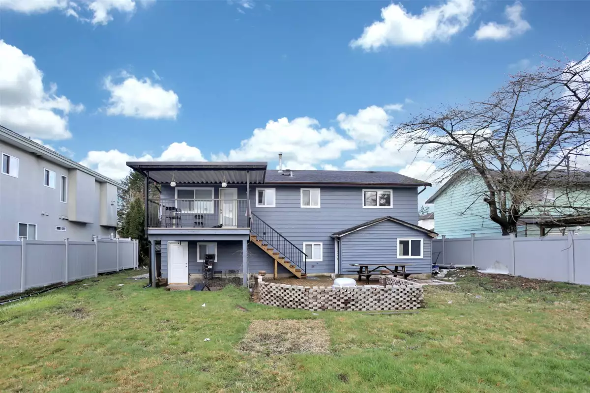 Powder Room Photo of 9024 123a Street, Surrey, BC