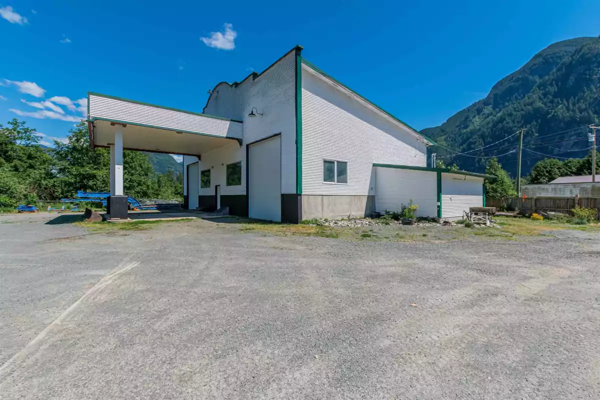 Entry Foyer Photo of 58465 Laidlaw Road, Laidlaw, BC