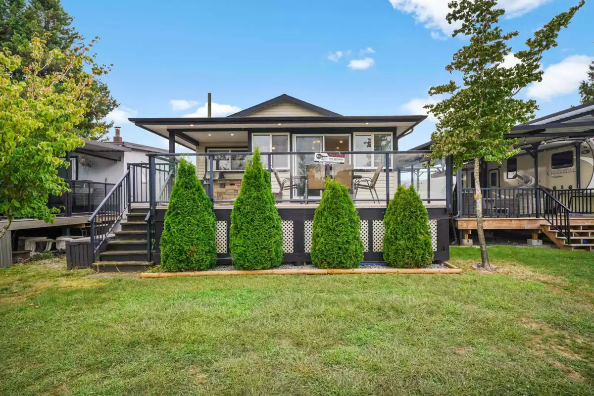 Entry Foyer Photo of 149/152 8400 Shook Road, Mission, BC