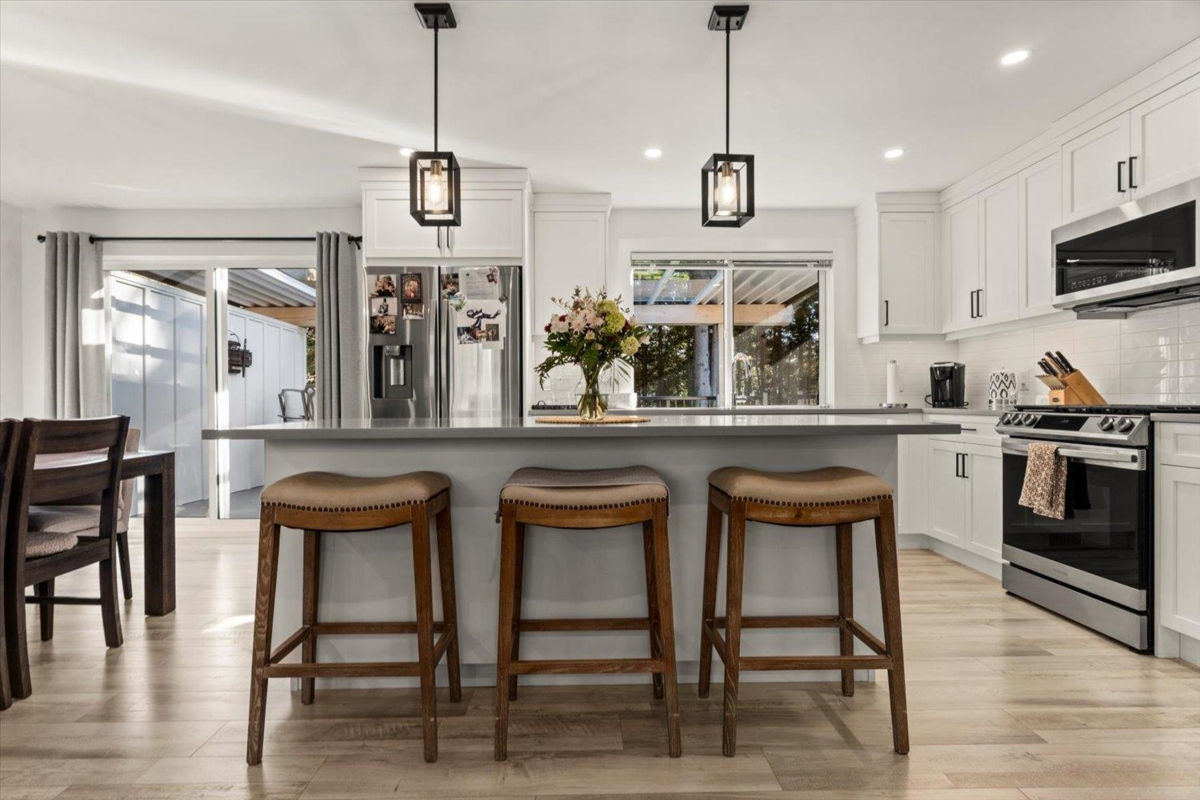 Breakfast Nook Photo of 540 Naismith Avenue, Harrison Hot Springs, BC