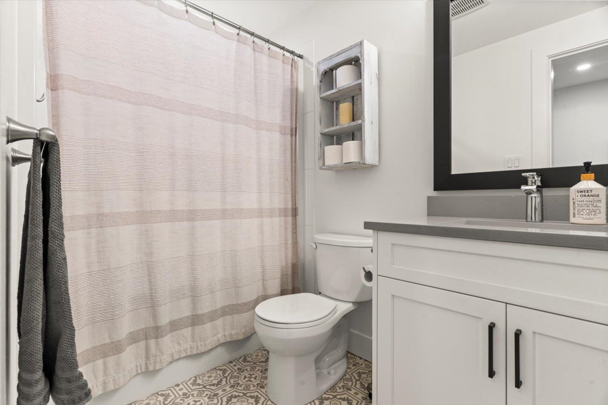 Entry Foyer Photo of 540 Naismith Avenue, Harrison Hot Springs, BC