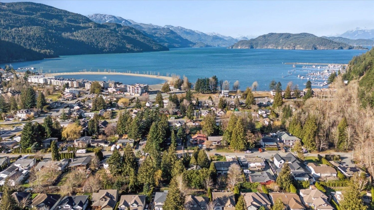 Family Room Photo of 540 Naismith Avenue, Harrison Hot Springs, BC
