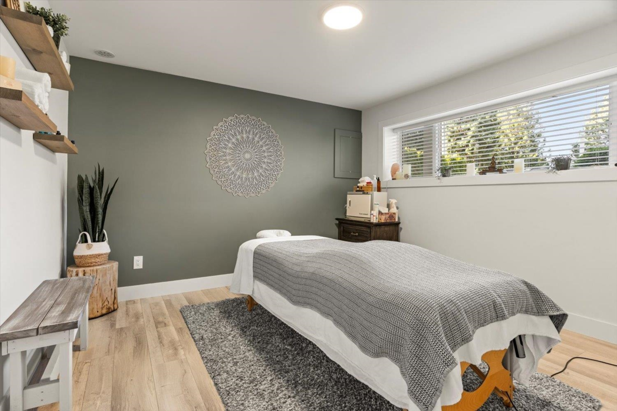 Guest Bathroom Photo of 540 Naismith Avenue, Harrison Hot Springs, BC