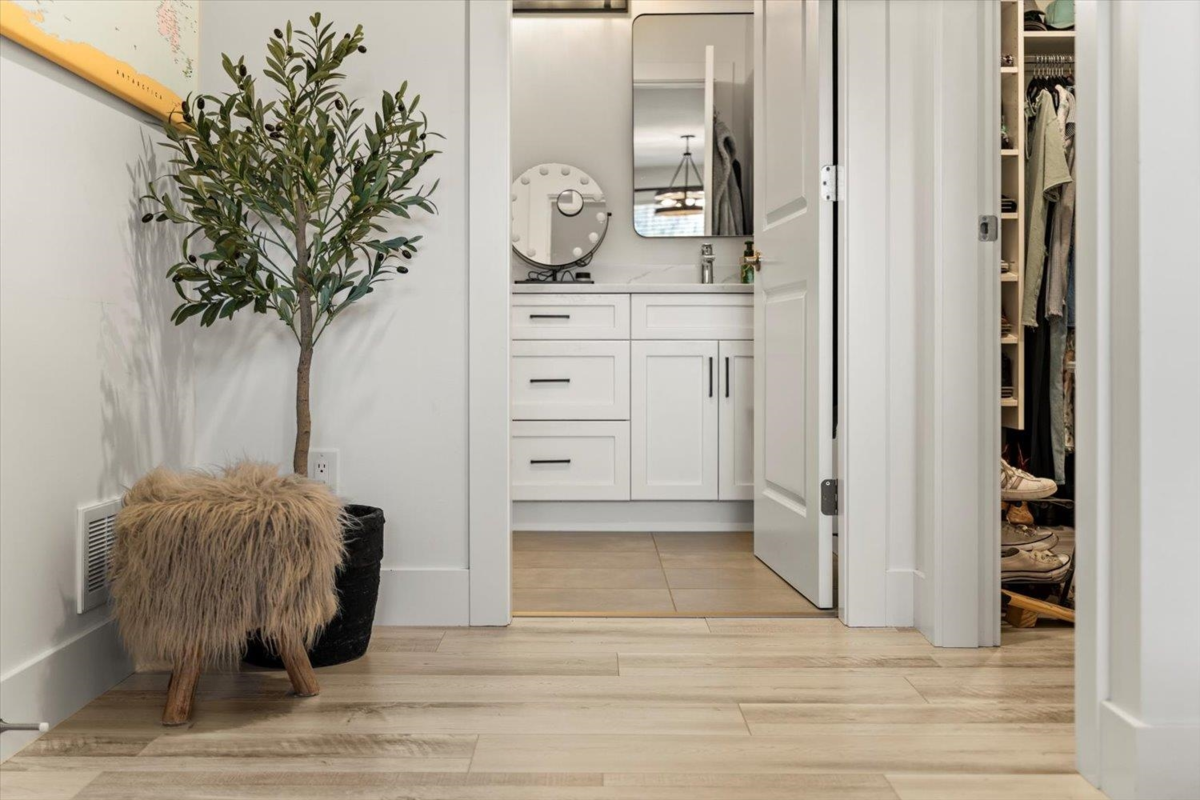 Hallway Photo of 540 Naismith Avenue, Harrison Hot Springs, BC