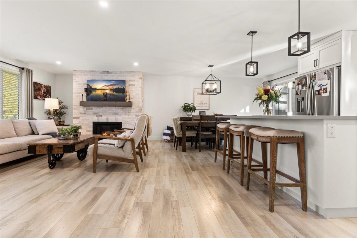Kitchen Island Photo of 540 Naismith Avenue, Harrison Hot Springs, BC
