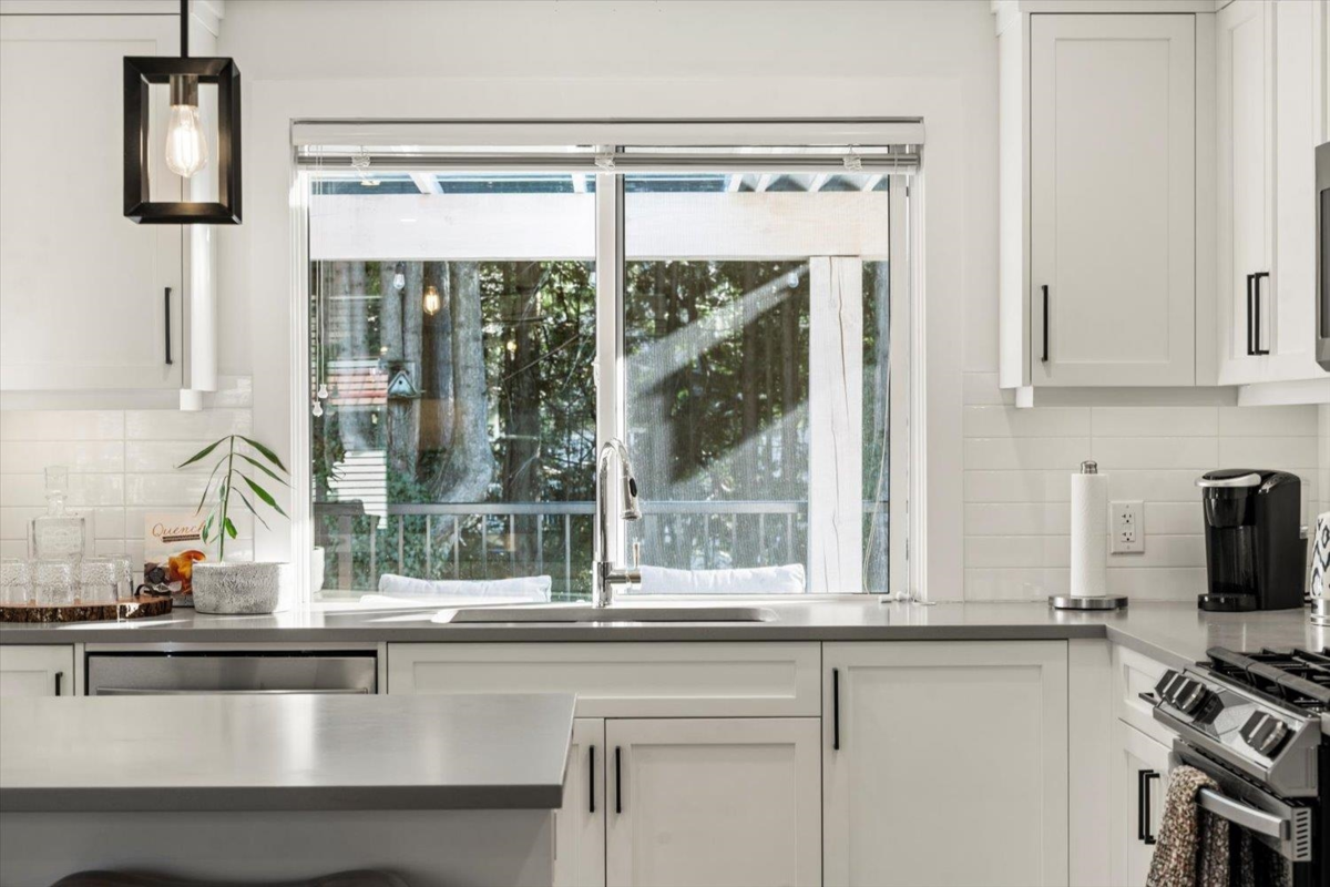 Primary Bathroom Photo of 540 Naismith Avenue, Harrison Hot Springs, BC