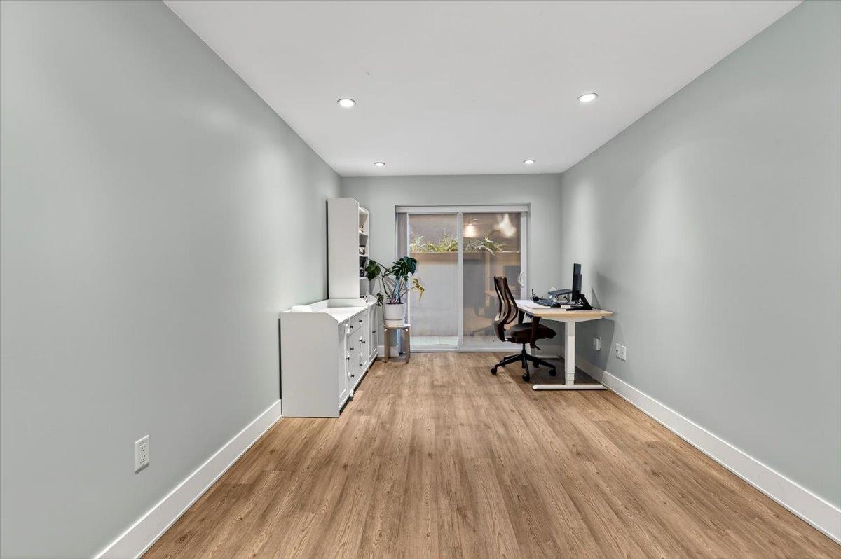 Basement Recreation Room Photo of 2 252 E 19th Street, North Vancouver, BC