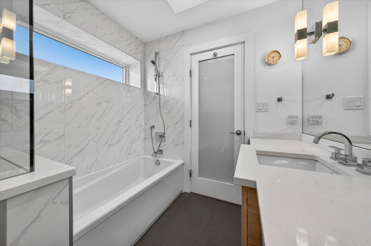 Bedroom 2 Photo of 2 252 E 19th Street, North Vancouver, BC