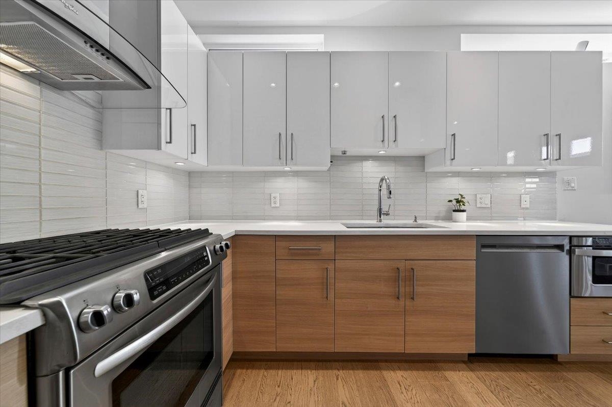 Breakfast Nook Photo of 2 252 E 19th Street, North Vancouver, BC