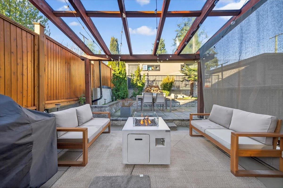Entry Foyer Photo of 2 252 E 19th Street, North Vancouver, BC