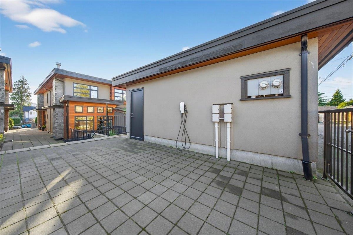 Front Yard Photo of 2 252 E 19th Street, North Vancouver, BC