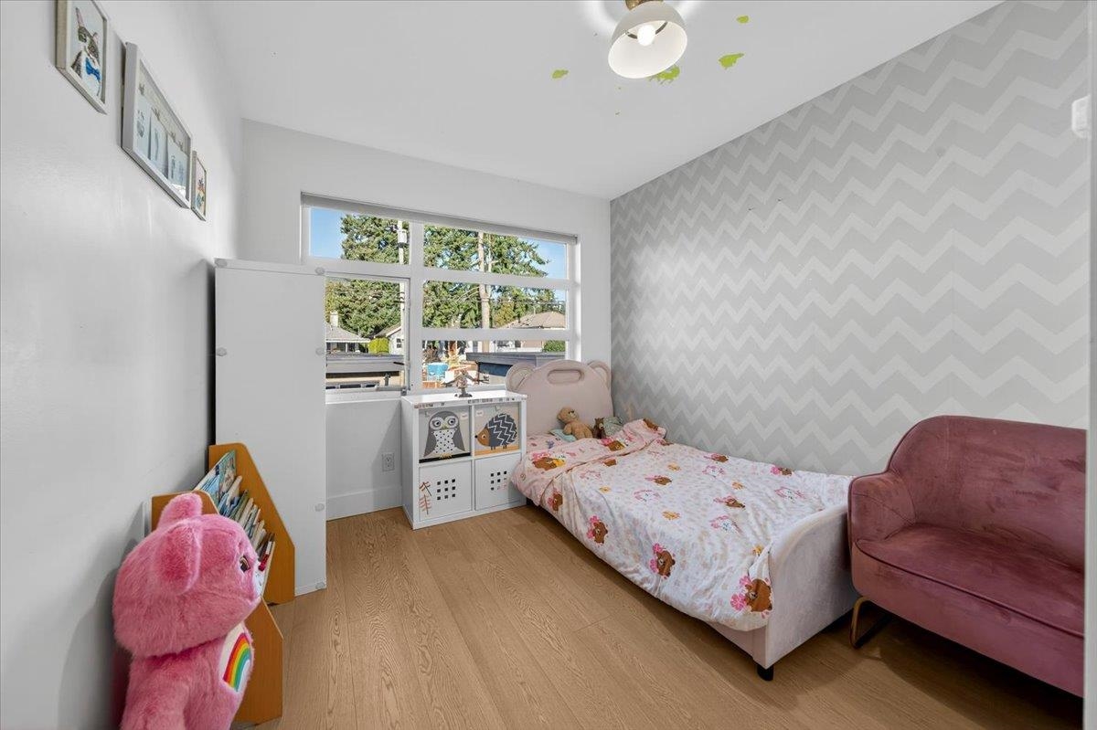 Guest Bathroom Photo of 2 252 E 19th Street, North Vancouver, BC