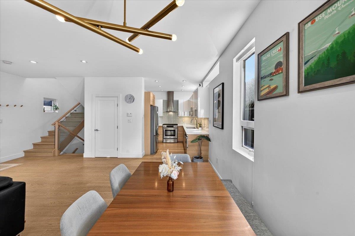 Kitchen Island Photo of 2 252 E 19th Street, North Vancouver, BC