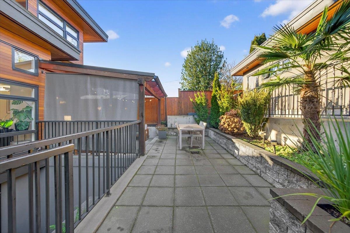 Outdoor Deck Photo of 2 252 E 19th Street, North Vancouver, BC