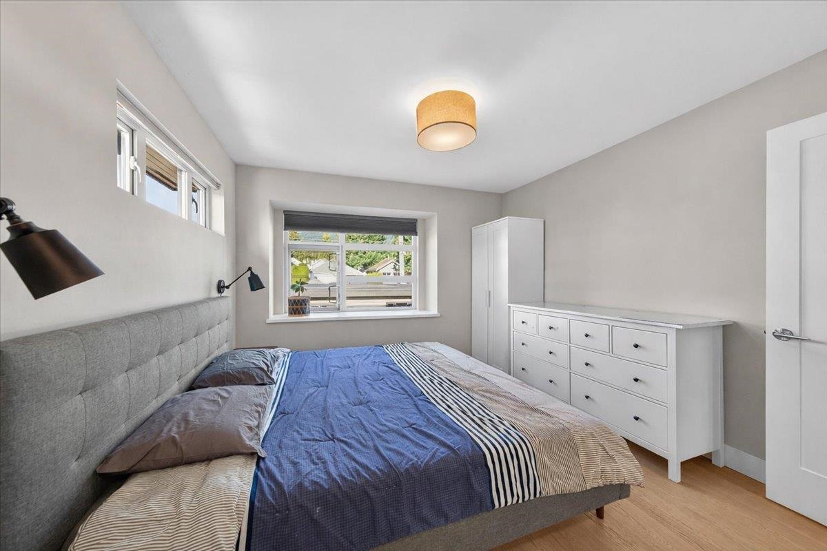 Primary Bathroom Photo of 2 252 E 19th Street, North Vancouver, BC