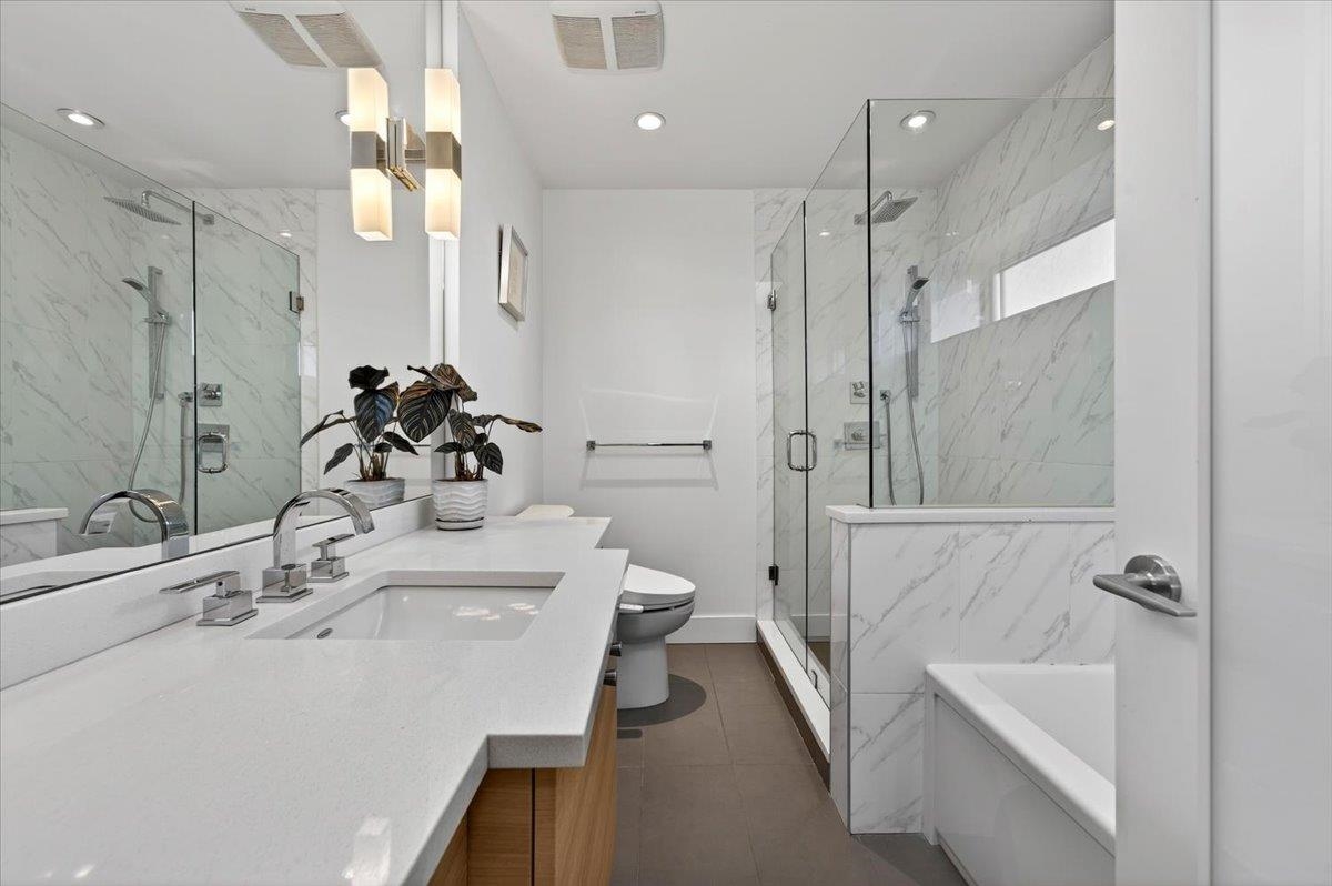 Walk-In Closet Photo of 2 252 E 19th Street, North Vancouver, BC