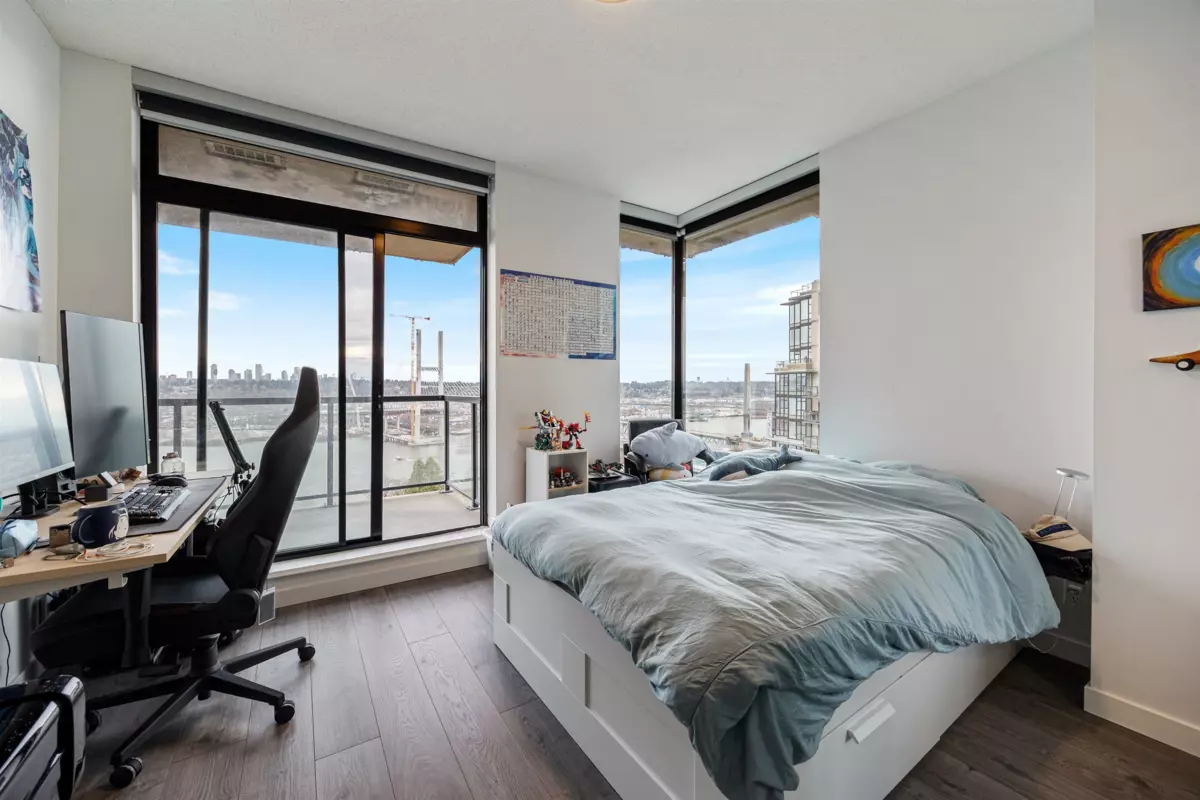Entry Foyer Photo of 1703 15 E Royal Avenue, New Westminster, BC