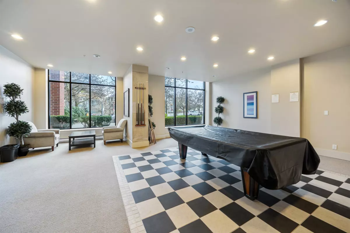 Front Yard Photo of 1703 15 E Royal Avenue, New Westminster, BC