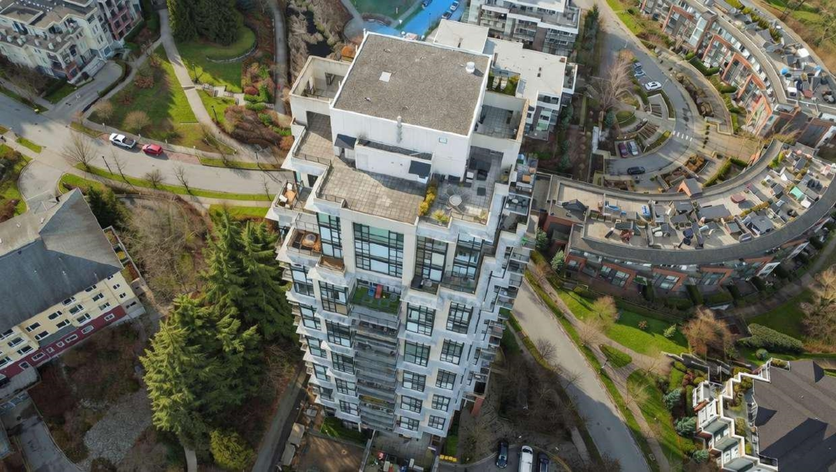 Kitchen Island Photo of 1703 15 E Royal Avenue, New Westminster, BC