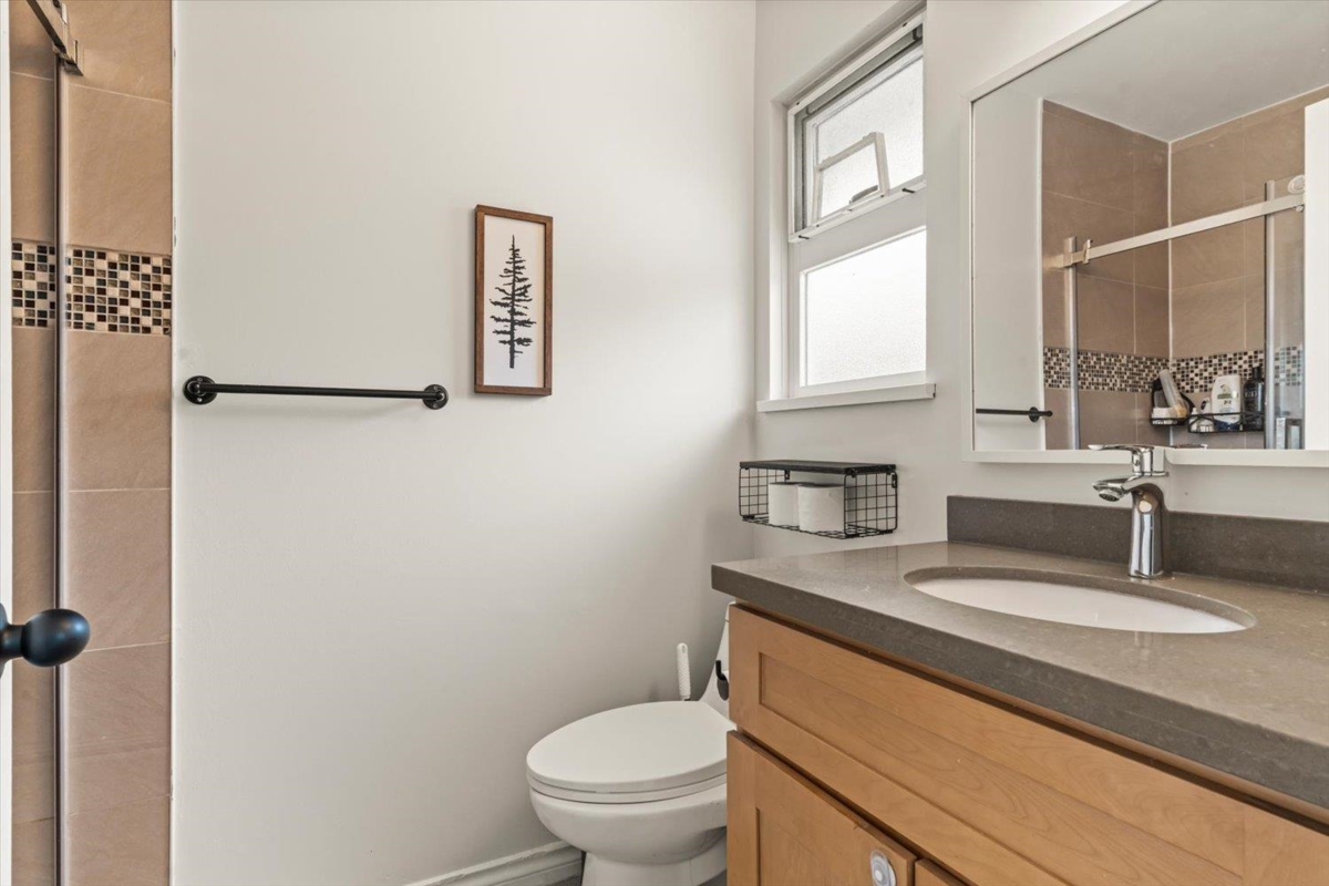 Entry Foyer Photo of 45818 Thomas Road, Chilliwack, BC