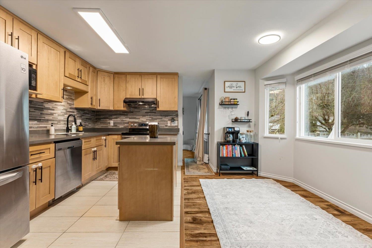Kitchen Island Photo of 45818 Thomas Road, Chilliwack, BC