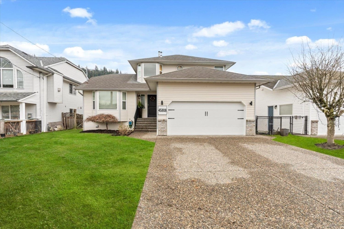 Living Room Photo of 45818 Thomas Road, Chilliwack, BC