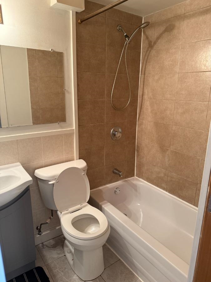Kitchen Island Photo of 301 E 41st Avenue, Vancouver, BC