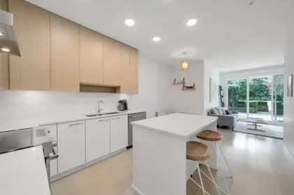 210 5460 Broadway, Burnaby, BC, Burnaby — Apartment/Condo for sale