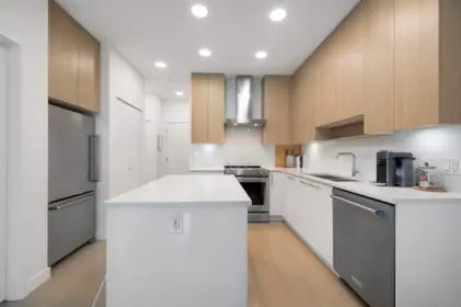 210 5460 Broadway, Burnaby, BC, Burnaby — Apartment/Condo for sale