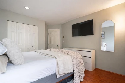 Bedroom 2 Photo of 202 320 W 2nd Street, North Vancouver, BC