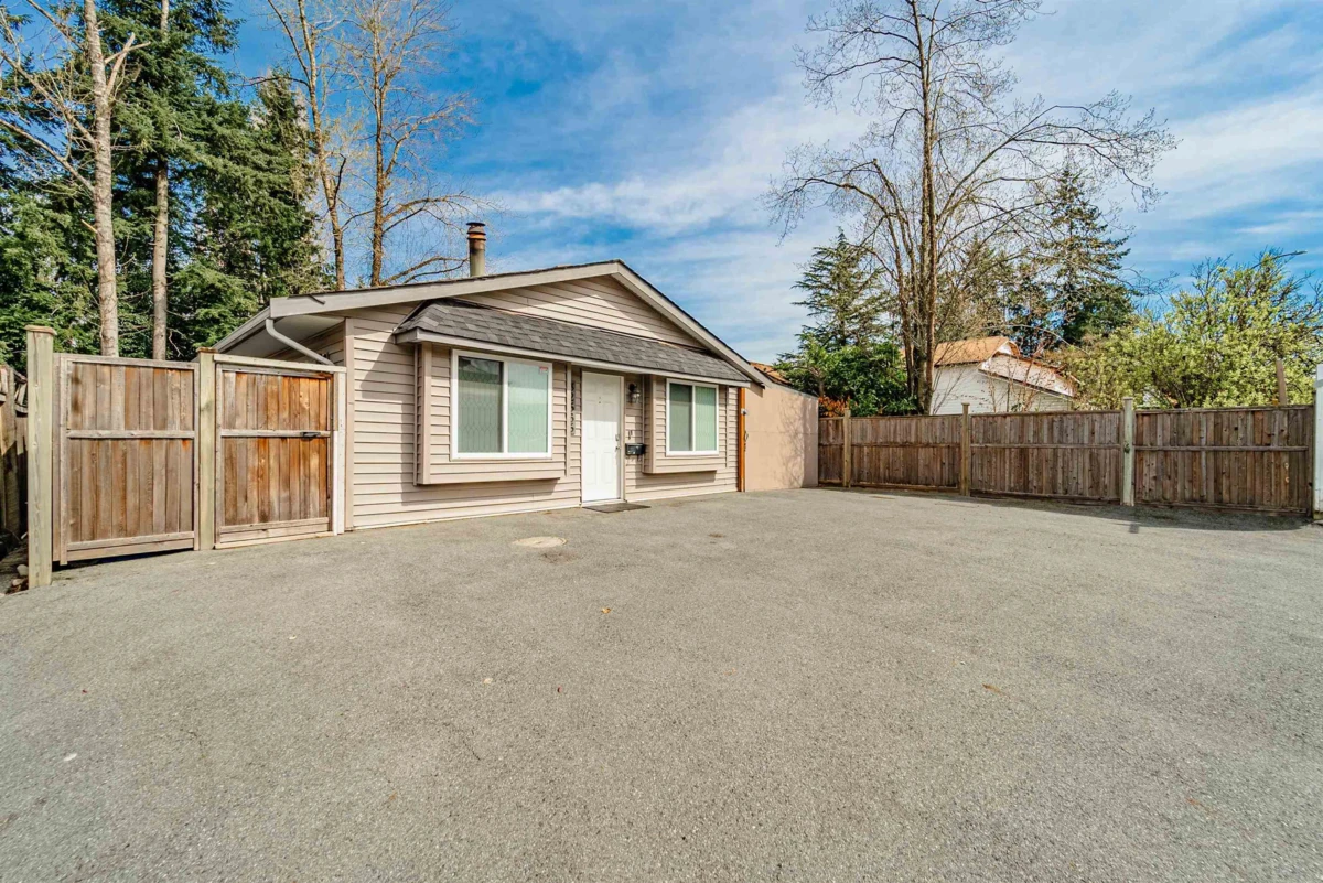 Dining Area Photo of 32565 George Ferguson Way, Abbotsford, BC