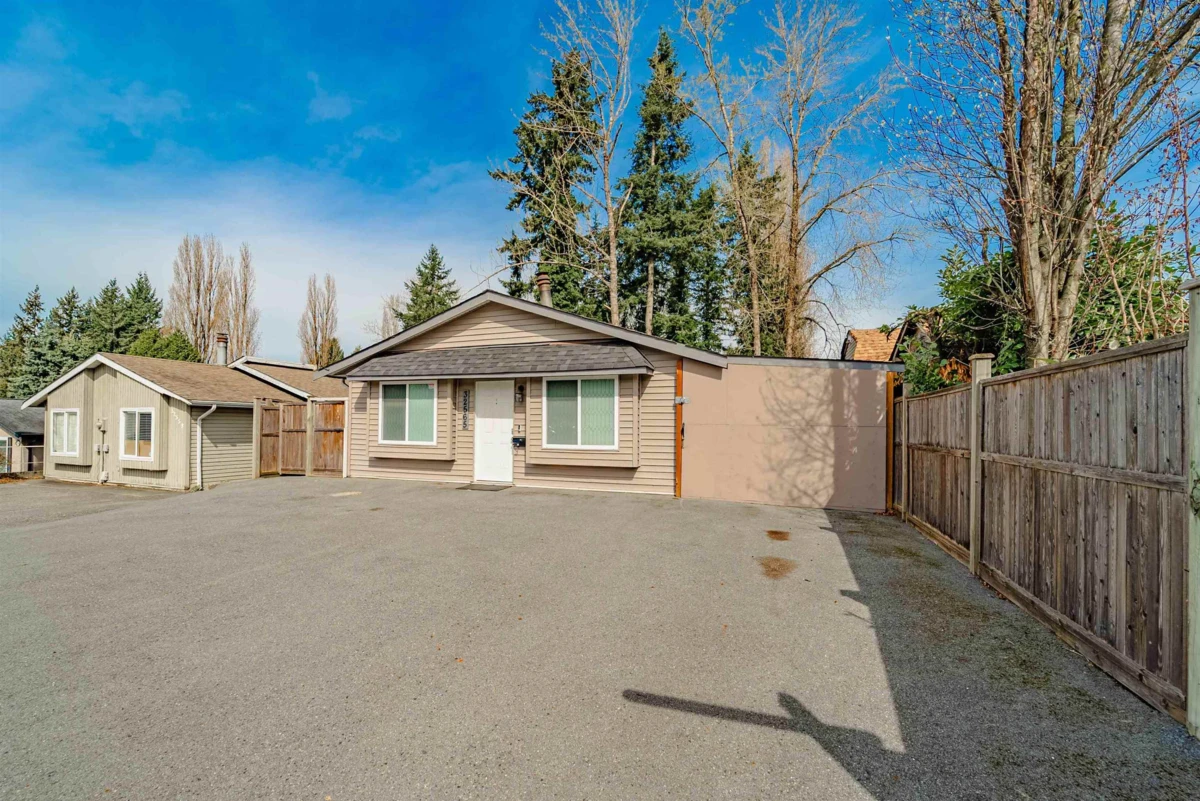 Family Room Photo of 32565 George Ferguson Way, Abbotsford, BC