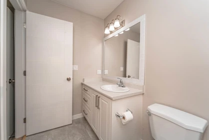 Entry Foyer Photo of 32565 George Ferguson Way, Abbotsford, BC