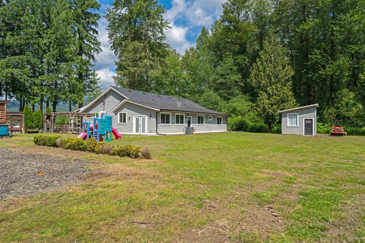 Family Room Photo of 22288 136 Avenue, Maple Ridge, BC