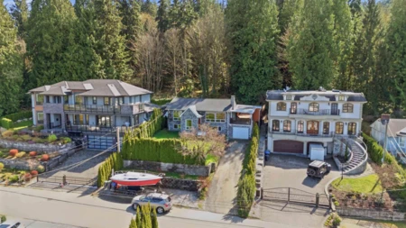 Garden / Landscaping Photo of 2331 Henry Street, Port Moody, BC