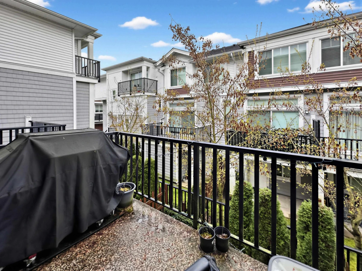 Family Room Photo of 32 2528 156 Street, Surrey, BC
