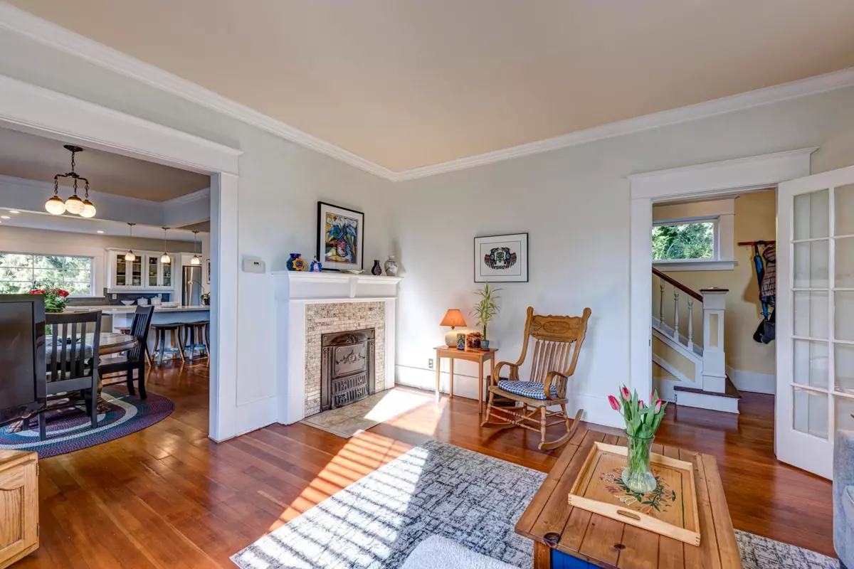 Dining Area Photo of 3039 St. Georges Avenue, North Vancouver, BC