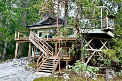 Entry Foyer Photo of SL 5B Quarry Bay, Nelson Island, BC