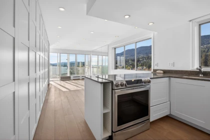 Powder Room Photo of 1404 150 24th Street, West Vancouver, BC