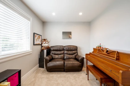 Entry Foyer Photo of 374 Simpson Street, New Westminster, BC