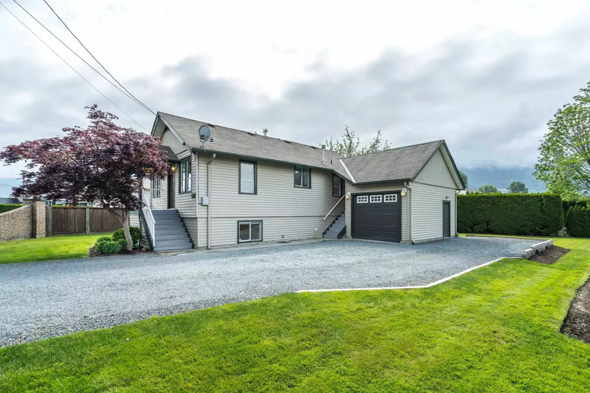 Living Room Photo of 50750 Yale Road, Rosedale, BC