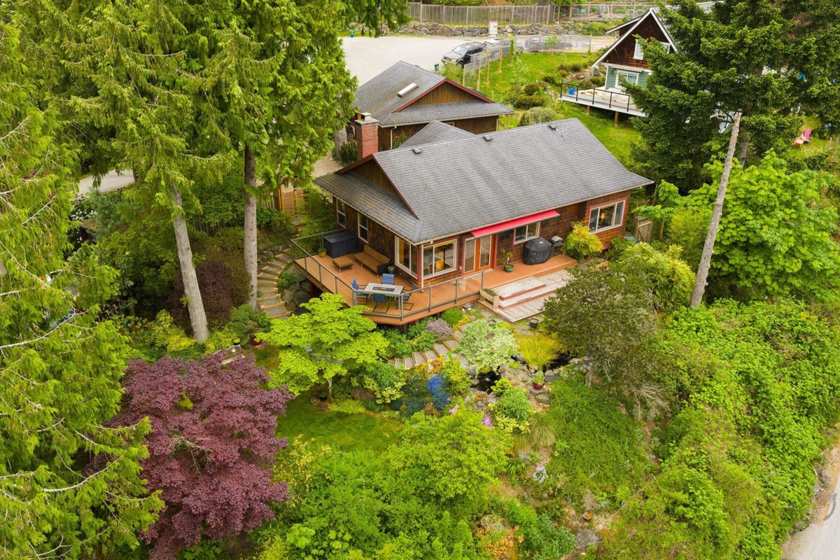 Living Room Photo of 960 Harbour View Place, Bowen Island, BC