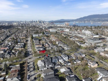 Front Yard Photo of 1 552 Kaslo Street, Vancouver, BC